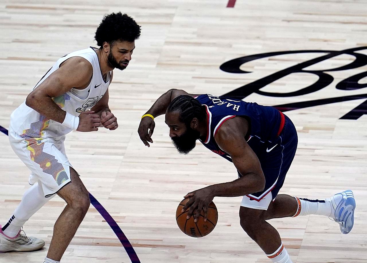 雷速-Rookie与40激战篮网分钟，战术调整胜负难料！，哈登焦点对战上演精彩一战的简单介绍